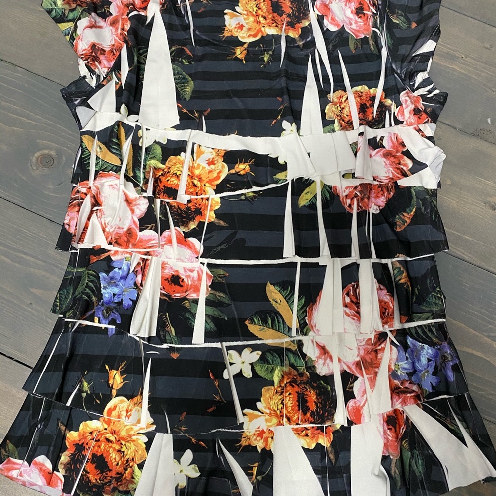 Twenty one tiered floral tank - Picture 3 of 3